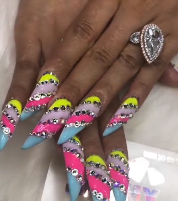 cincin pertunangan Cardi B berupa berlian berbentuk pear-shape cut di tengah bingkai 2 lapis