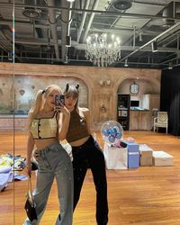 Gaya Rose BLACKPINK Mengenakan High 