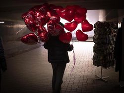 Dibayangi Perang, Warga Ukraina Tetap Asyik Rayakan Valentine
