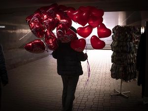 Dibayangi Perang, Warga Ukraina Tetap Asyik Rayakan Valentine
