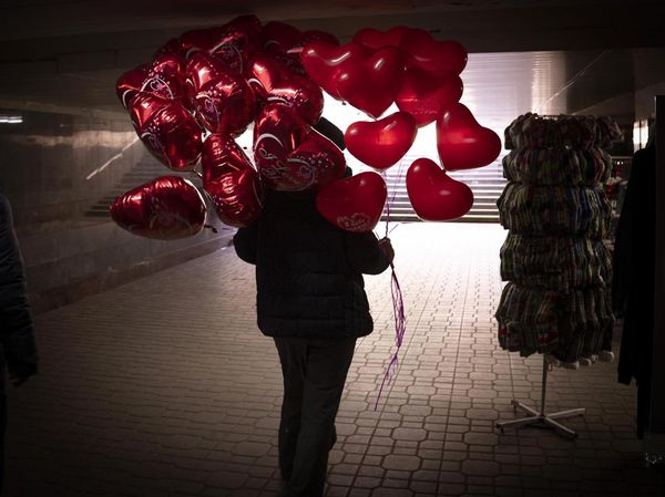 Dibayangi Perang, Warga Ukraina Tetap Asyik Rayakan Valentine