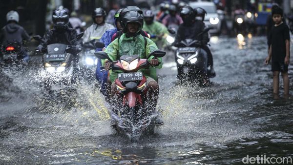 Diguyur Hujan Lebat, Jalan di Duren Sawit Jaktim Tergenang
