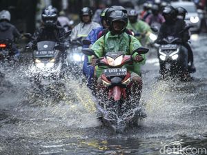 Diguyur Hujan Lebat, Jalan di Duren Sawit Jaktim Tergenang Diguyur Hujan Lebat, Jalan di Duren Sawit Jaktim Tergenang