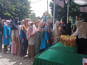 Miris! Emak-emak Terpaksa Antre demi Minyak Goreng