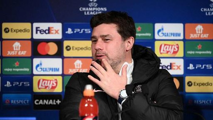 Paris Saint-Germains Argentinian head coach  Mauricio Pochettino speaks during a press conference at the Parc des Princes stadium in Paris on February 14, 2022 on the eve of the UEFA Champions League round of 16 first leg football match between Paris Saint-Germain (PSG) and Real Madrid. (Photo by FRANCK FIFE / AFP)
