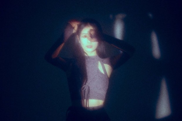 Foto Konsep Suzy dalam single Satelite