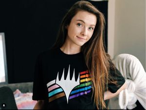 Gamer Cantik Ini Dipukul Polisi Saat Live Streaming