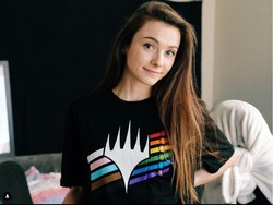 Gamer Cantik Ini Dipukul Polisi Saat Live Streaming