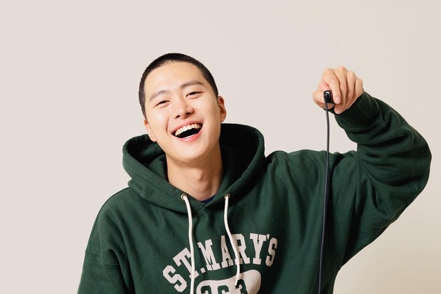 Gong Myung memamerkan kepala plontosnya saat akan berangkat wamil/Foto: Instagram.com/0myoung_0526 Gong Myung memamerkan kepala plontosnya saat akan berangkat wamil