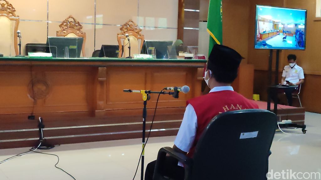 Herry Wirawan telah duduk di kursi persidangan. Pada Selasa (15/2/2022) terdakwa kasus pemerkosaan 13 santriwati itu akan menjalani sidang vonis di PN Bandung.