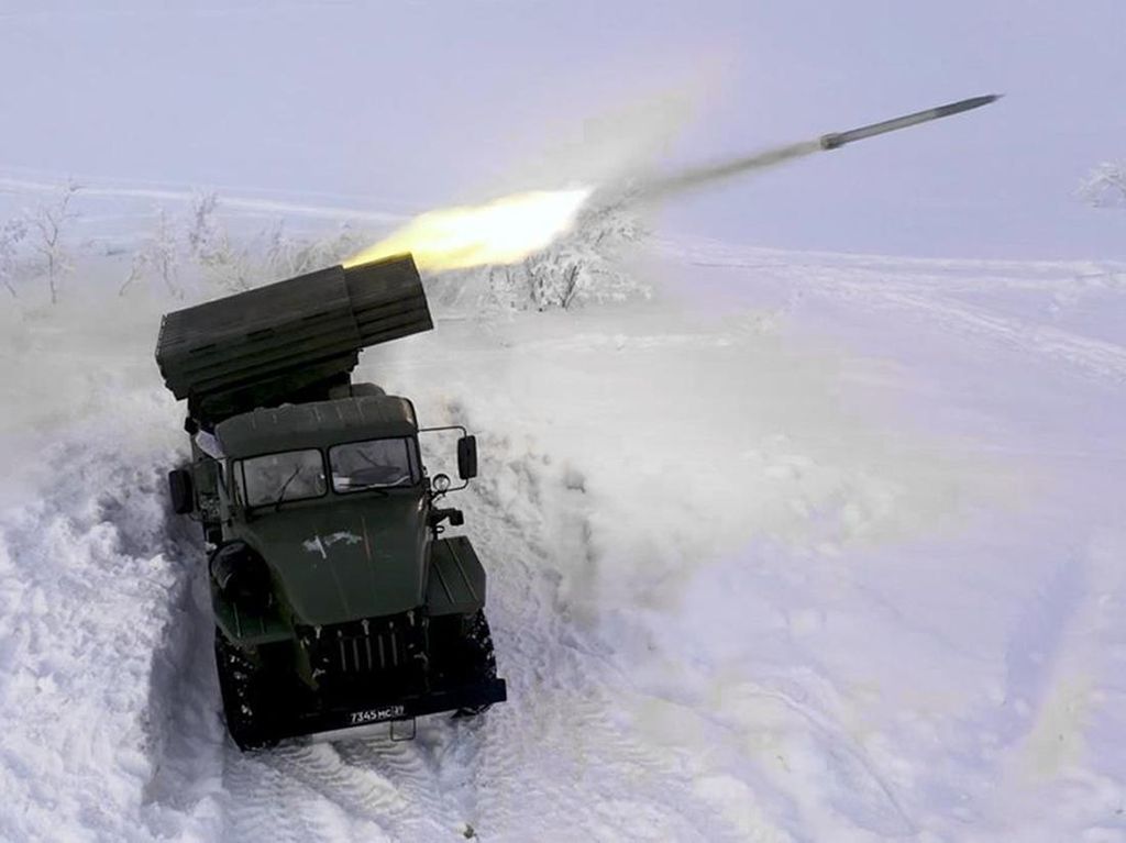 Aksi Artileri Peluncur Roket Rusia Bisa Bikin Hujan Roket