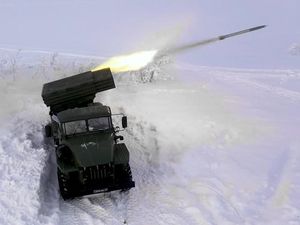 Aksi Artileri Peluncur Roket Rusia Bisa Bikin Hujan Roket Aksi Artileri Peluncur Roket Rusia Bisa Bikin Hujan Roket