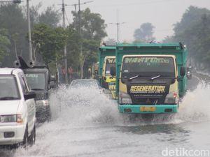 Biker Harap Hati-hati, Jalan Raya Porong Lama Tergenang