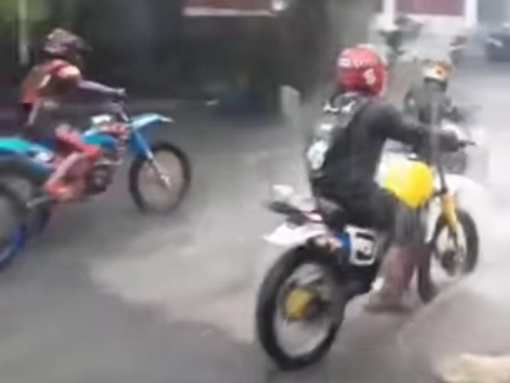 Setelah Jadi Kolam Lele, Kubangan Jalan di Jombang Kini Jadi Arena Motocross