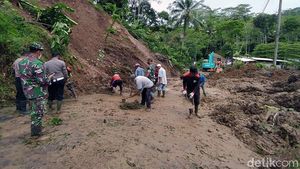 Jalan Terputus dan Listrik Padam Gegara Longsor di Temanggung