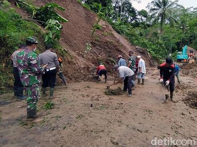 Jalan Terputus dan Listrik Padam Gegara Longsor di Temanggung