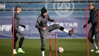 Oleh karena itu, PSG harus puas lolos fase grup dengan status runner-up. Akibatnya, tim asuhan Mauricio Pochettino itu harus berhadapan dengan juara grup. Hasil undian mempertemukan PSG dengan Madrid. (REUTERS/Sarah Meyssonnier)