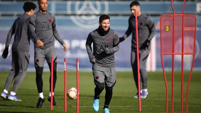 Jelang PSG Vs Real Madrid Soccer Football - Champions League - Paris St Germain Training - Ooredoo Training Centre, Saint-Germain-en-Laye, France - February 14, 2022 Paris St Germain coach Mauricio Pochettino and and assistant coach Jesus Perez during training REUTERS/Sarah Meyssonnier