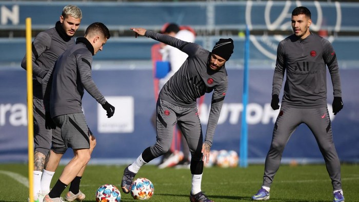 Jelang PSG Vs Real Madrid Soccer Football - Champions League - Paris St Germain Training - Ooredoo Training Centre, Saint-Germain-en-Laye, France - February 14, 2022 Paris St Germain coach Mauricio Pochettino and and assistant coach Jesus Perez during training REUTERS/Sarah Meyssonnier