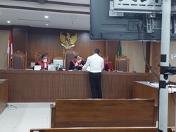 Kepada Hakim, Jerinx Serahkan Foto Adam Deni Acungkan Jari Tengah  ke Jokowi