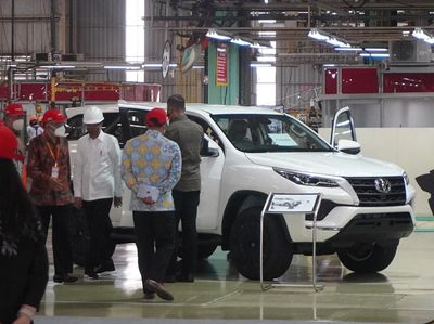 Jokowi Lepas Toyota Fortuner Produksi Karawang ke Australia