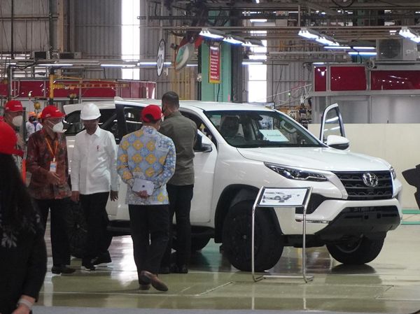 Jokowi Lepas Toyota Fortuner Produksi Karawang ke Australia