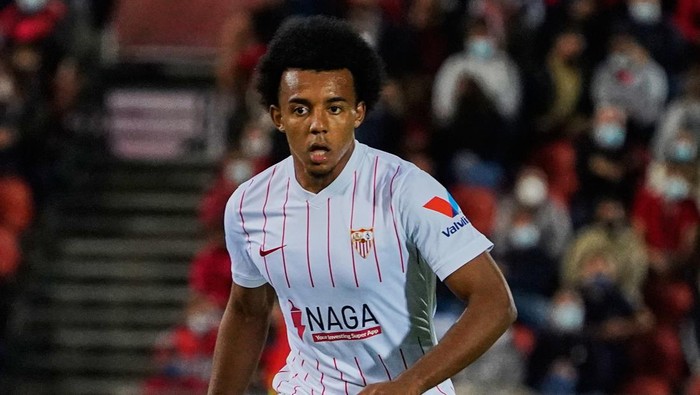 MALLORCA, SPAIN - OCTOBER 27: Jules Kounde of Sevilla FC controls the ball during the LaLiga Santander match between RCD Mallorca and Sevilla FC at Estadio de Son Moix on October 27, 2021 in Mallorca, Spain. (Photo by Rafa Babot/Getty Images)