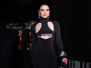 Putus dari Kanye West, Julia Fox Berlenggang di New York Fashion Week Putus dari Kanye West, Julia Fox Berlenggang di New York Fashion Week