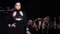 6 Aksi Julia Fox Tebar Pesona di Catwalk NYFW Setelah Putus dari Kanye West