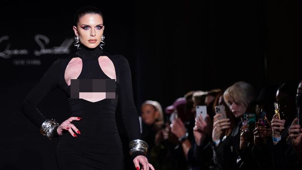 6 Aksi Julia Fox Tebar Pesona di Catwalk NYFW Setelah Putus dari Kanye West
