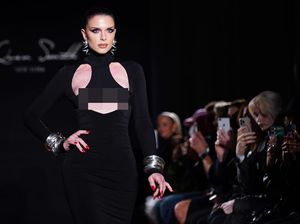 6 Aksi Julia Fox Tebar Pesona di Catwalk NYFW Setelah Putus dari Kanye West