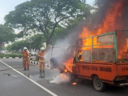 Pikap DLH Pemkot Surabaya Terbakar