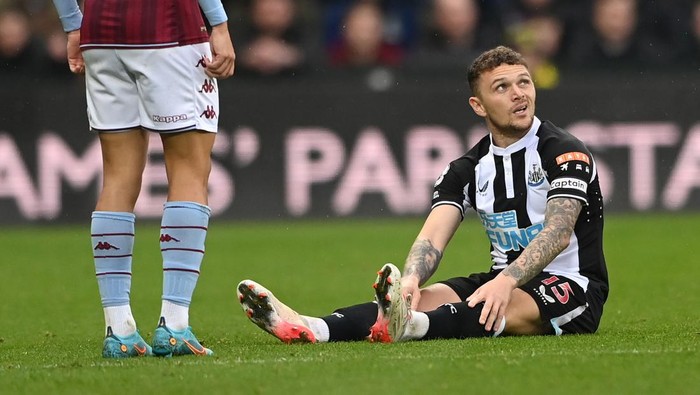 NEWCASTLE UPON TYNE, ENGLAND - FEBRUARY 13: Newcastle full back Kieran Trippier sits down on the turf before leaving the field with an injury during the Premier League match between Newcastle United and Aston Villa at St. James Park on February 13, 2022 in Newcastle upon Tyne, England. (Photo by Stu Forster/Getty Images)