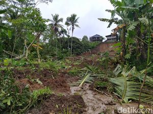 Longsor Pringsurat Temanggung: Tutup Jalan-Listrik Padam