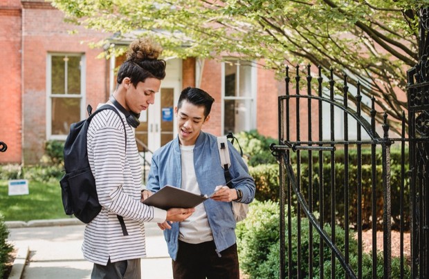 Konsultasi dengan senior/Foto: pexels.com/Ivan Samkov