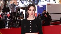 7 Potret Cantik Laura Basuki di Karpet Merah Festival Film Berlin 2022