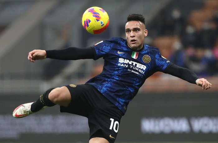 MILAN, ITALY - JANUARY 19: Lautaro Martinez of FC Internazionale kicks a ball during the Coppa Italia match between FC Internazionale and Empoli FC at Stadio Giuseppe Meazza on January 19, 2022 in Milan, Italy. (Photo by Marco Luzzani/Getty Images)