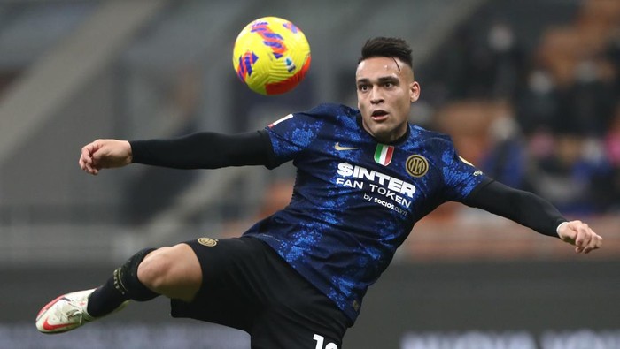 MILAN, ITALY - JANUARY 19: Lautaro Martinez of FC Internazionale kicks a ball during the Coppa Italia match between FC Internazionale and Empoli FC at Stadio Giuseppe Meazza on January 19, 2022 in Milan, Italy. (Photo by Marco Luzzani/Getty Images)