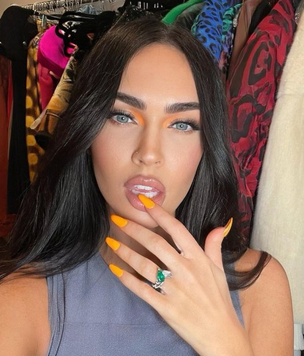 cincin pertunangan Megan Fox mempunyai disain batu Emerald berwarna hijau dan Berlian