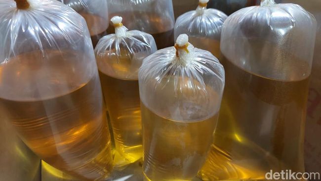 Minyak Goreng Curah di Pasar Tradisional Minyak Goreng Curah di Pasar Tradisional