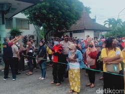 Saat Emak-emak di Madiun Saling Desak dan Dorong Demi Minyak Goreng Murah