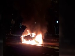 Mobil Terbalik-Terbakar di Jalan Benyamin Sueb