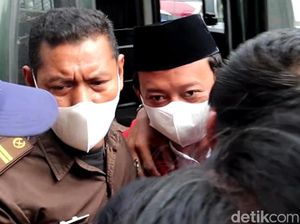 Vonis Penjara Seumur Hidup untuk Herry Wirawan si Pemerkosa 13 Santri Vonis Penjara Seumur Hidup untuk Herry Wirawan si Pemerkosa 13 Santri