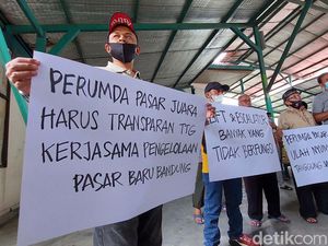 Pedagang Pasar Baru Trade Center Kota Bandung Protes Pengelola