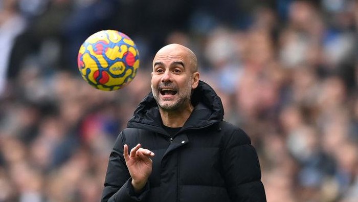 MANCHESTER, ENGLAND - JANUARY 15: Pep Guardiola, Manager of Manchester City gives their team instructions during the Premier League match between Manchester City and Chelsea at Etihad Stadium on January 15, 2022 in Manchester, England. (Photo by Michael Regan/Getty Images)