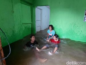 Tanggul Jebol, Permukiman di Cimareme Sempat Terendam Banjir 1,5 Meter