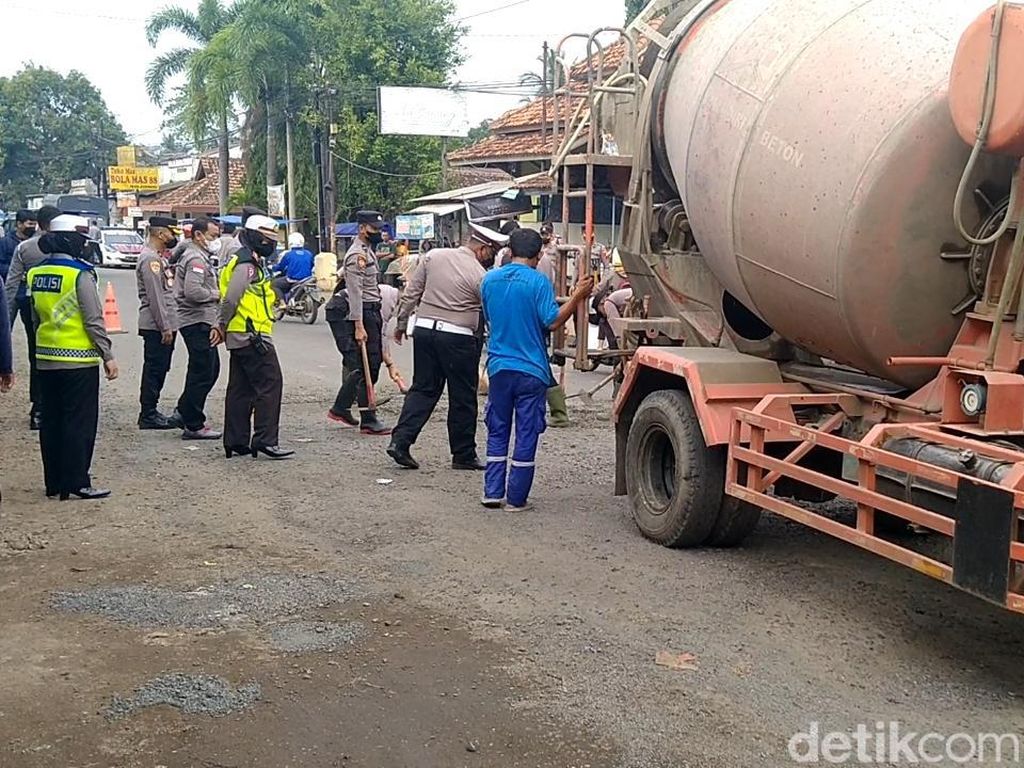 Polisi Kerahkan Mobil Molen Tambal Lubang di Jalan Pekalongan-Dieng