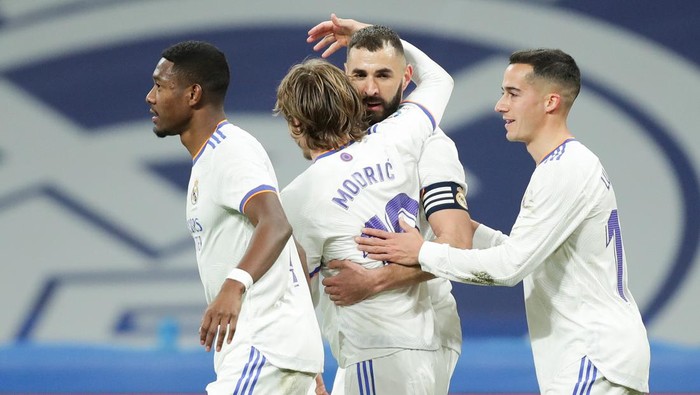MADRID, SPAIN - JANUARY 08: Karim Benzema of Real Madrid CF celebrateswith his team mates Luka Modric, David Alaba and Lucas Vazquez of Real Madrid CF after scoring his teams first goal from the penalty spot during the La Liga Santader match between Real Madrid CF and Valencia CF at Estadio Santiago Bernabeu on January 8, 2022 in Madrid, Spain. (Photo by Gonzalo Arroyo Moreno/Getty Images)