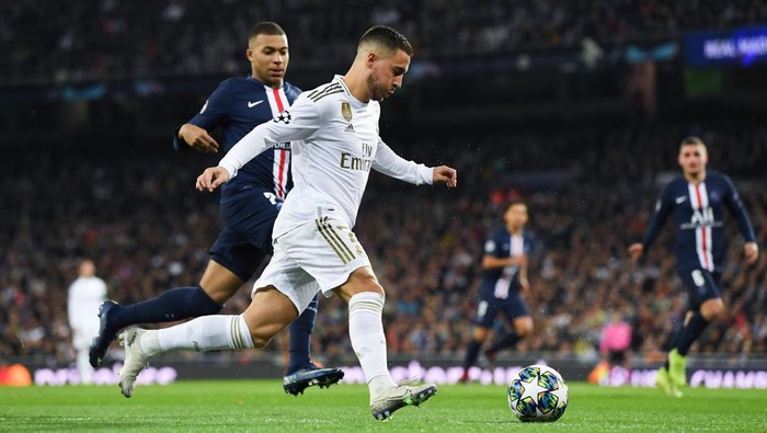 MADRID, SPAIN - NOVEMBER 26: Eden Hazard of Real Madrid CF competes for the ball with Kylian Mbappe of Paris Saint-Germain during the UEFA Champions League group A match between Real Madrid and Paris Saint-Germain at Bernabeu on November 26, 2019 in Madrid, Spain. (Photo by David Ramos/Getty Images)