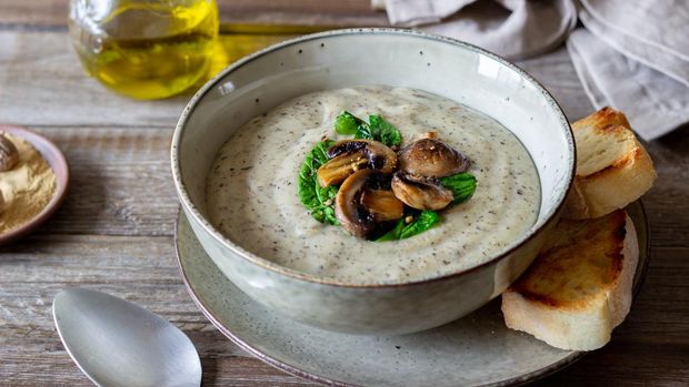 Cream soup with mushrooms and spinach. Healthy eating. Vegetarian food